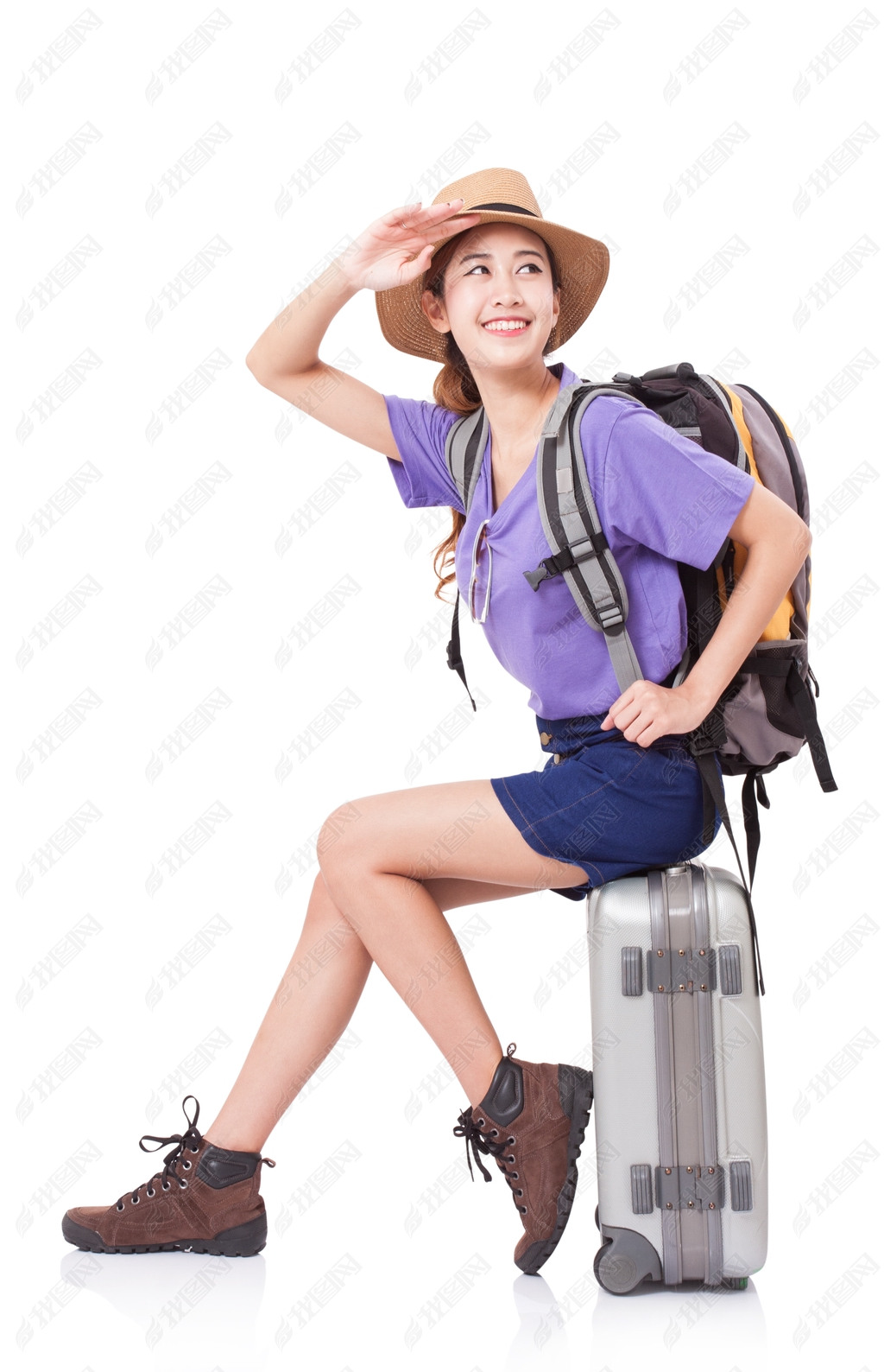 原创女性旅行者坐在行李箱上白色背景上的背包版权可商用