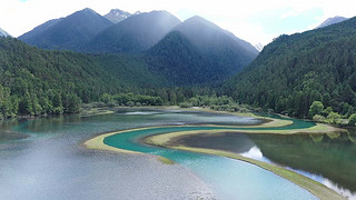 峺