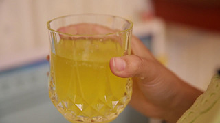 ֭