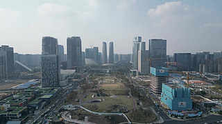 츮@