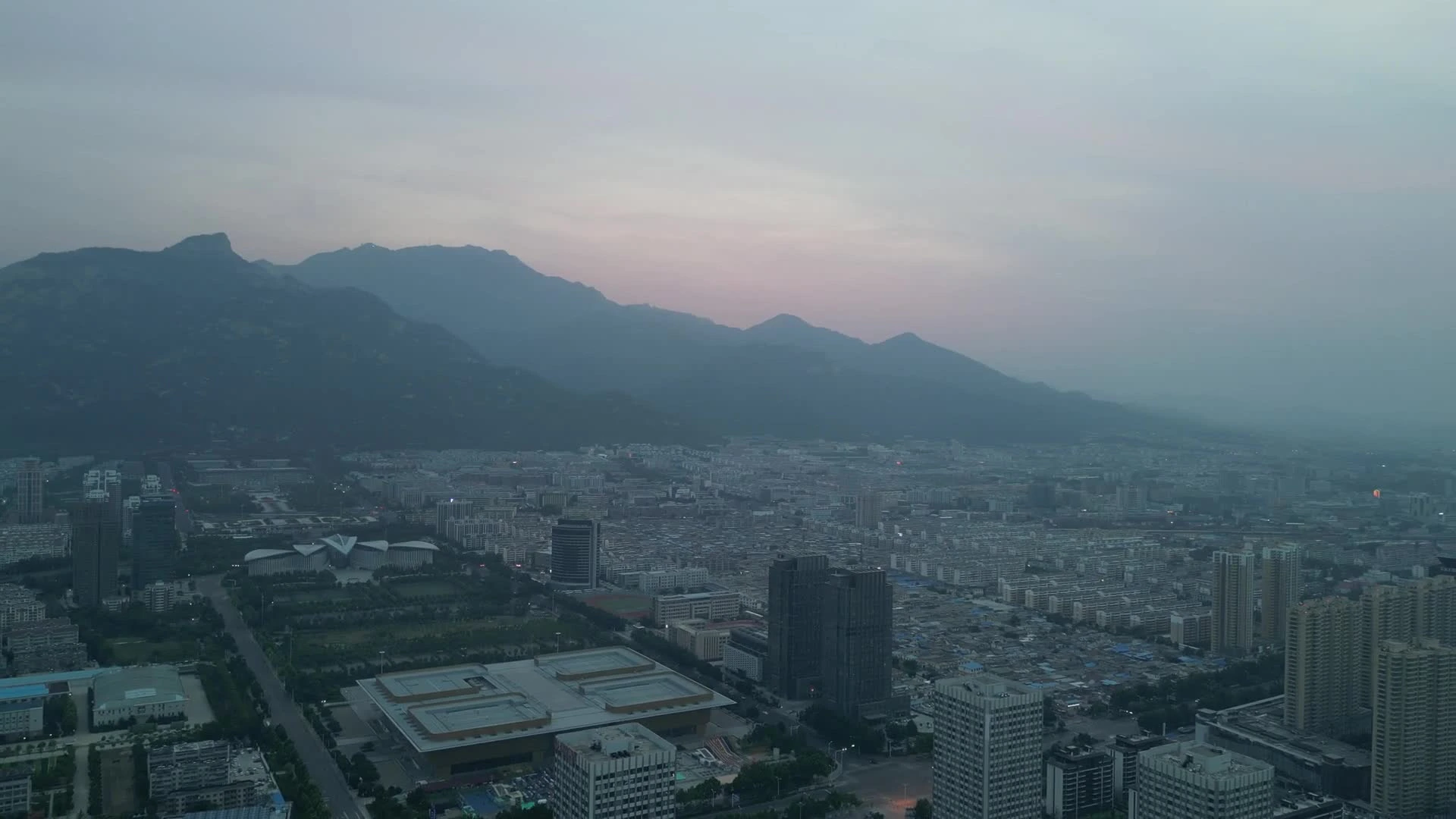 峿