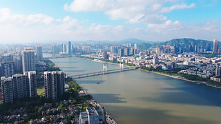 麣