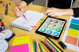 ŮԕrbO(sh)ӋڹʹÔ(sh)ƽXxɫ3DģʽͻɫʸDķb