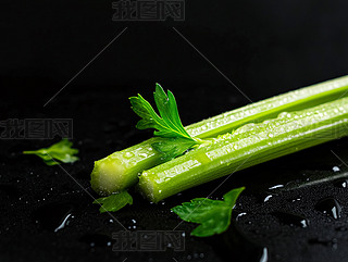 ۲