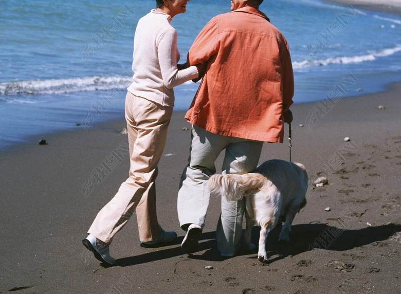 老人和狗海边休闲退休生活老年人物图片下载素