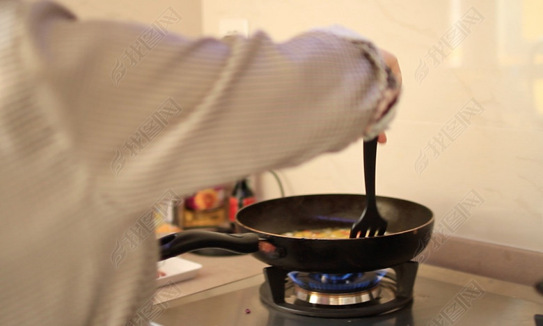 女性妈妈家庭主妇厨房炒菜做饭高清视频素材(图片编号:16399207)_实拍视频素材_我图网