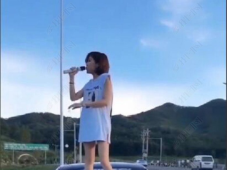 美女站在豪车顶上飙歌唱歌,霸气外露洋气(图片