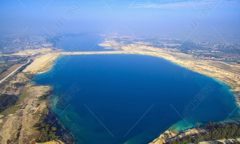 油城茂名露天矿好心湖石油化工城市风光摄影图