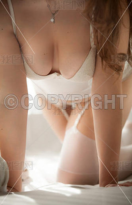床上女人内衣视频_床上性感内衣美女