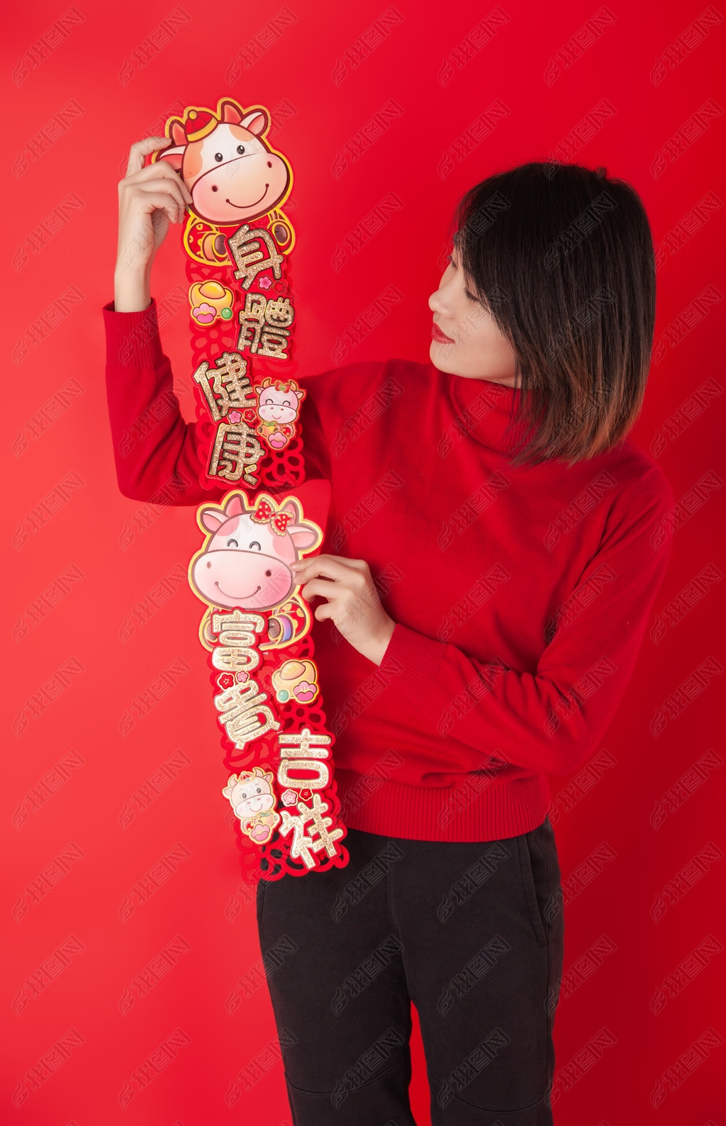 原创美女新年手持富贵吉祥身体健康对联拜年高清人像摄影图版权可商用
