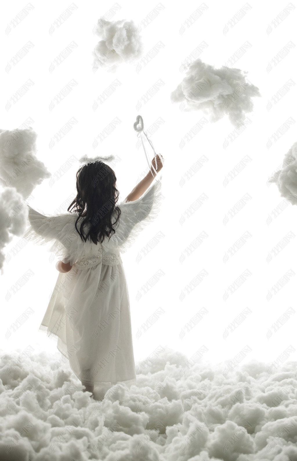 原创天使装扮的小女孩背影版权可商用