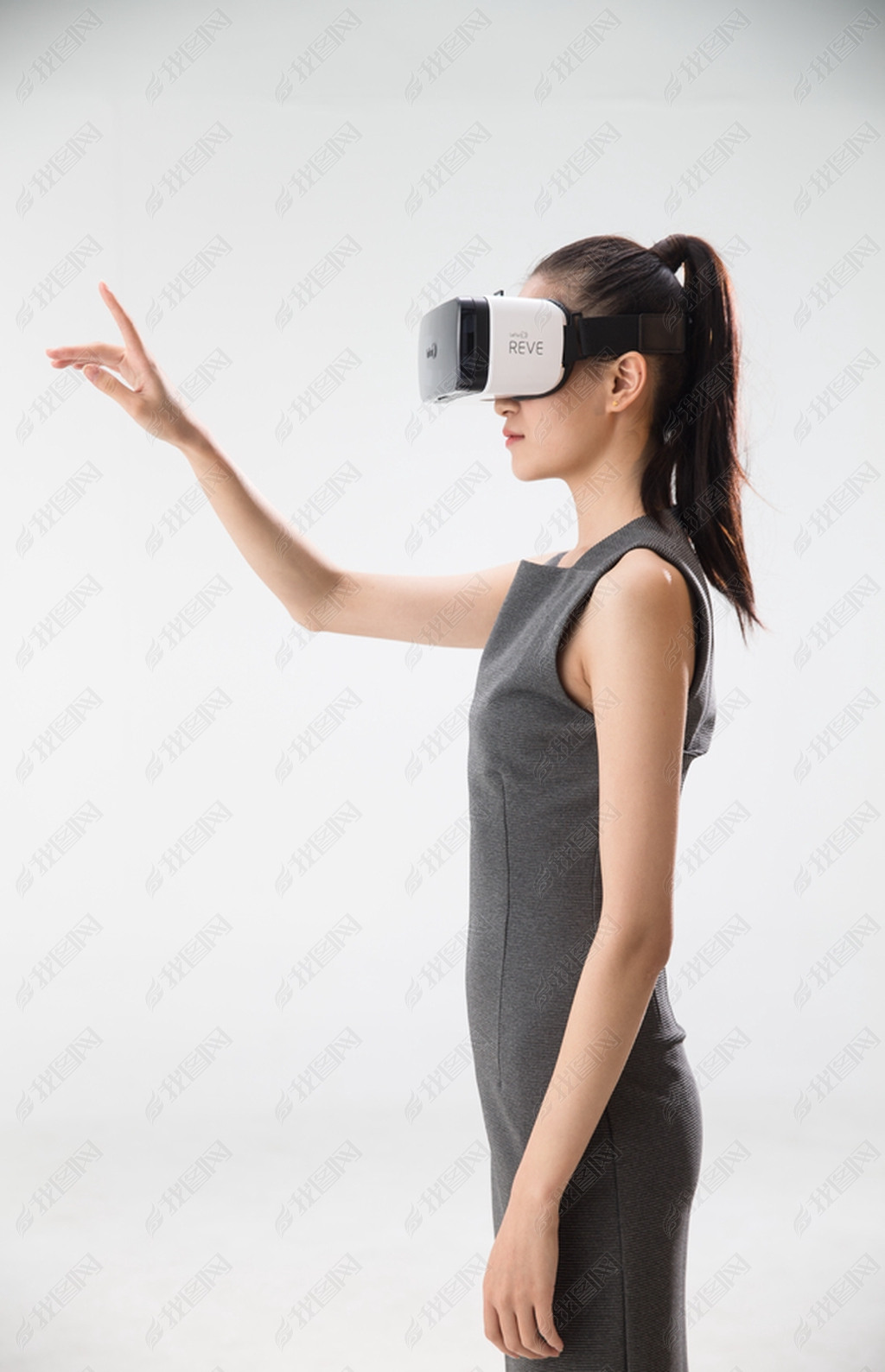 戴着vr眼镜的青年女人