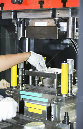 operator pressing and punchingl metal sheet by pressing machine