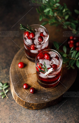 cocktail made with organic gin, white cranberry juice, fresh cranberries, ice and rosemary lees