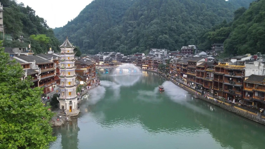航拍湖南湘西凤凰古城