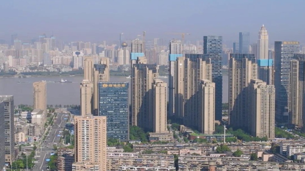 航拍武汉城市高楼建设竖屏