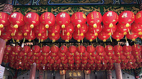 traditional chinese red lanterns in the market