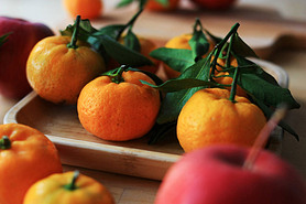 Mandarin oranges and apples for breakfast