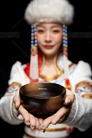 沿