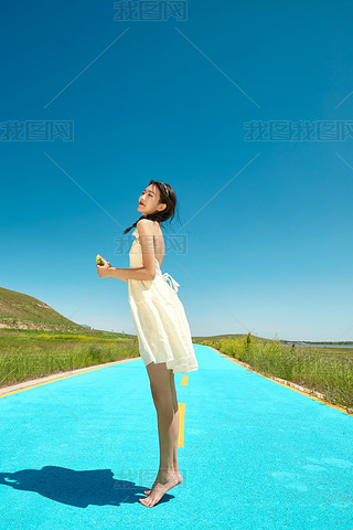 Ց߅ɫ·ˣϵŮ