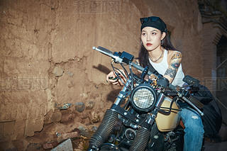 Tڏ(f)Ħ܇(ch)ϵĕr(sh)ЁŮ