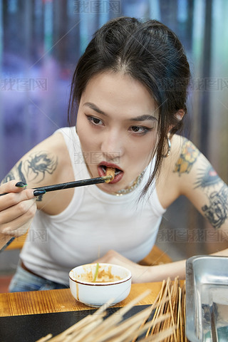 DƬ