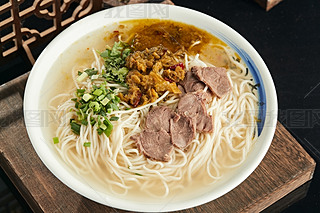 ţ