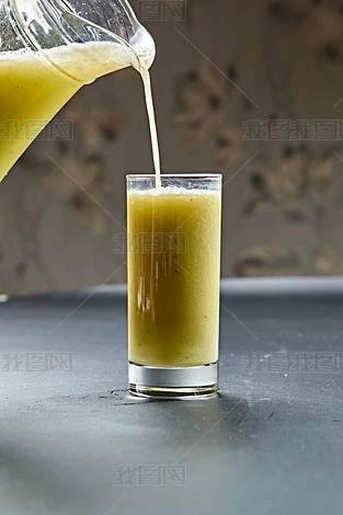 ֭