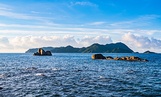峿