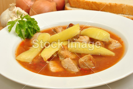 一些炖牛肉汤配蔬菜和面包(图片编号5055217