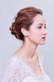 盘着头发的美女 230x345a0a0