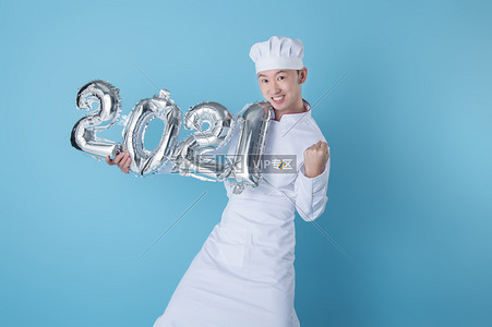 年轻帅气厨师拿数字2021