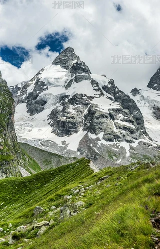 透明人高加索｜黑色羽毛背后的秘密