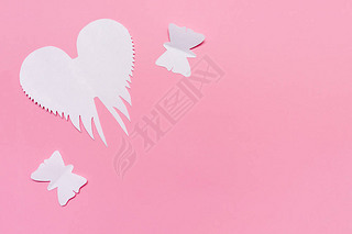 白色天使翅膀和蝴蝶剪纸在粉红色的背景, 复活节和春天概念与复制空间.