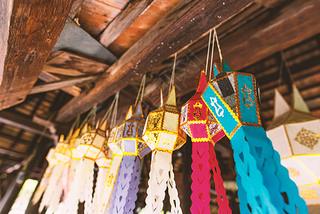 泰国兰纳灯笼风格挂在木天花板上的寺庙, 怡鹏节在清迈, 泰国