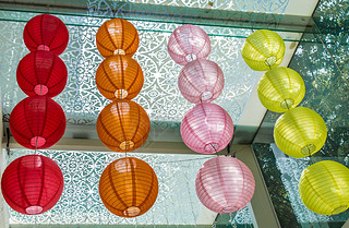 五颜六色的日本风格的灯笼挂在天花板上
