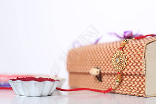 ӡȽڣRaksha BandhanŵRakhi  Rice GrainsKumkum ӡȴͳֵܽü䰮.