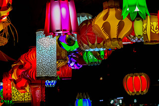 不同的彩色纸中国农历新年前夕，中国的电灯挂在天花板上.