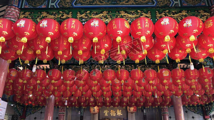 traditional chinese red lanterns in the market