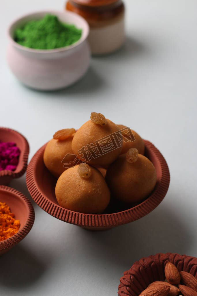 ӡʳӢIndian SnackΪBesan laddoogram flour sweet ballsһַǳӡHoli SnackڲͬɫʳãHoli C