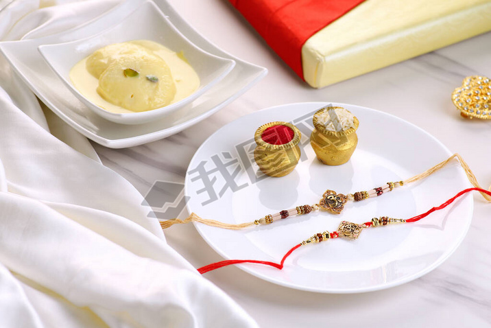 ӡRaksha BandhanڣRakhi  Sweets  Rice Grains  KumkumGift ΪֵܽüİףĴͳ.