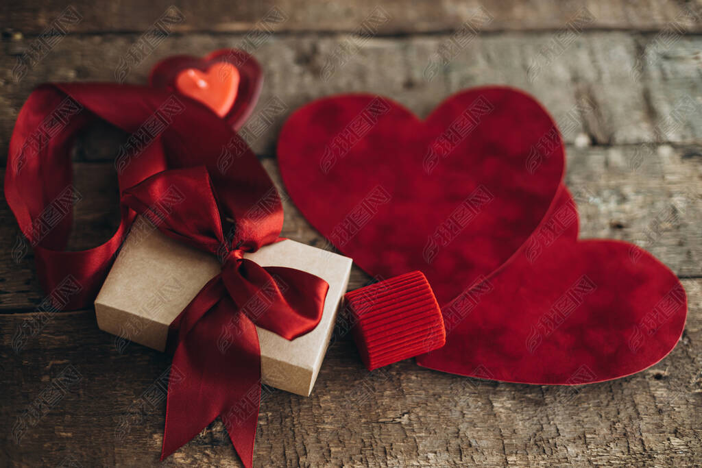 时尚工艺礼品盒，红色缎带和红色天鹅绒的心脏在乡村的木制背景，喜怒无常的形象。情人节快乐和爱的概念。母亲节祝贺