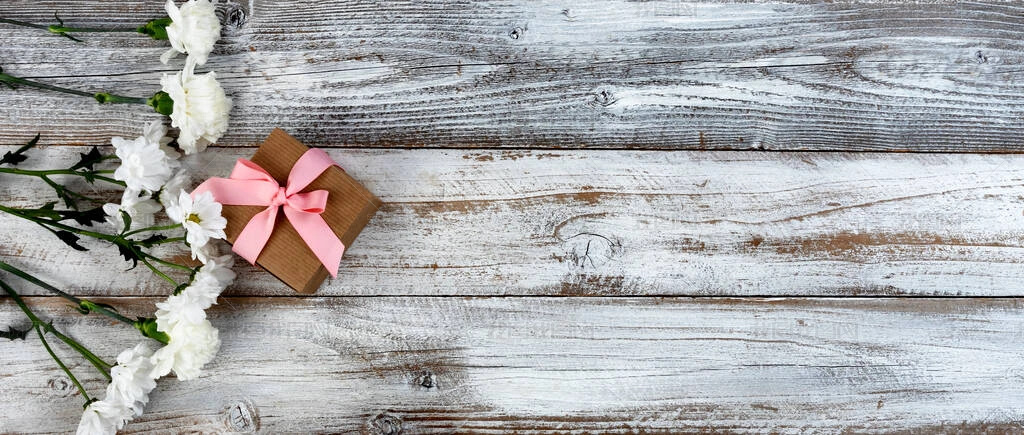 ĸ׽ڻ˽ʱľߵİ׻Ʒ 