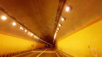 汽车穿越隧道