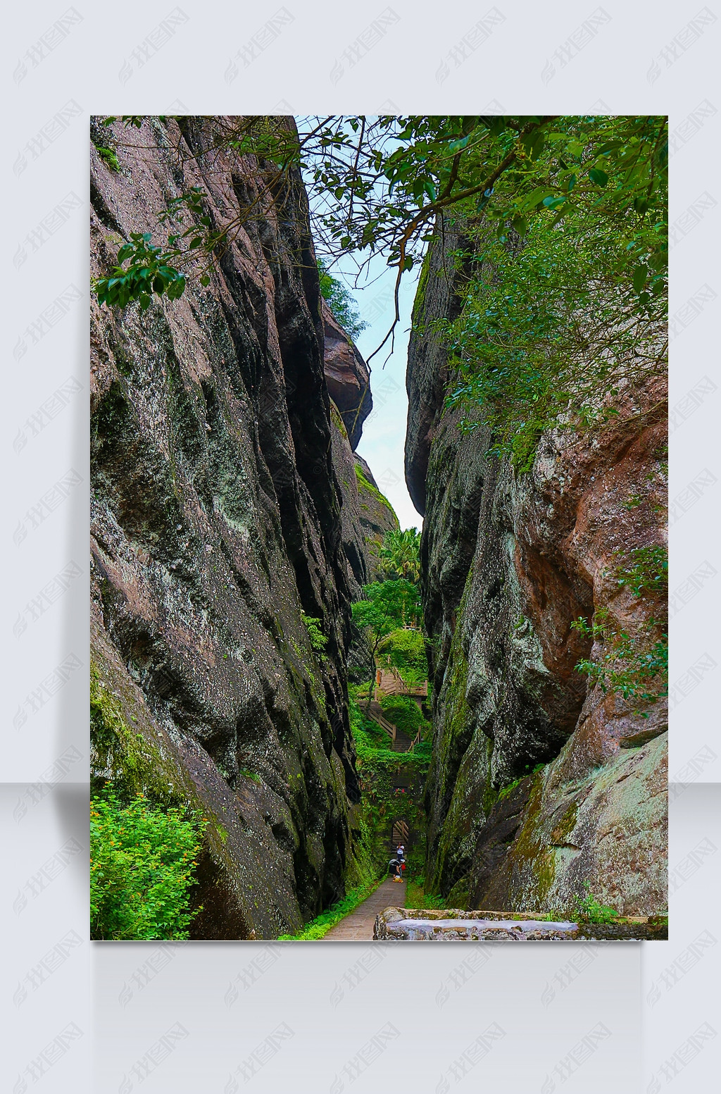 两座大山夹缝里的小路旅游摄影