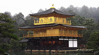 日本雪中的金阁寺