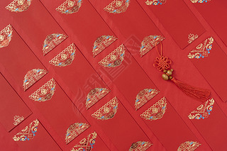 平铺在桌面的红包新春图片