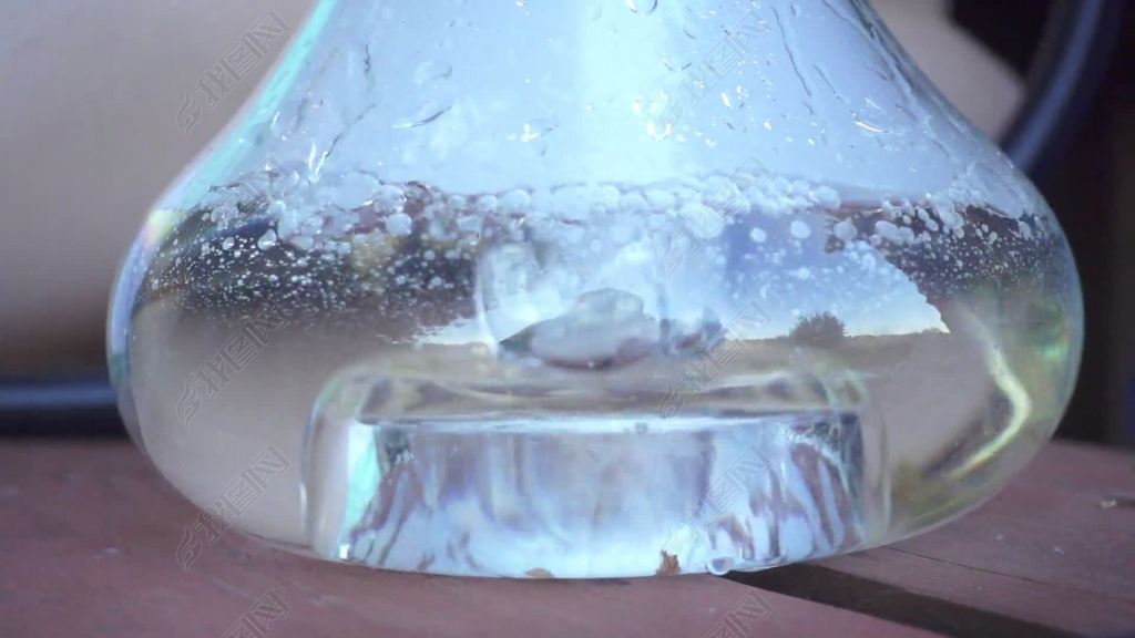 Airbubblesintransparentwaterglassflaskforsmokinghookah