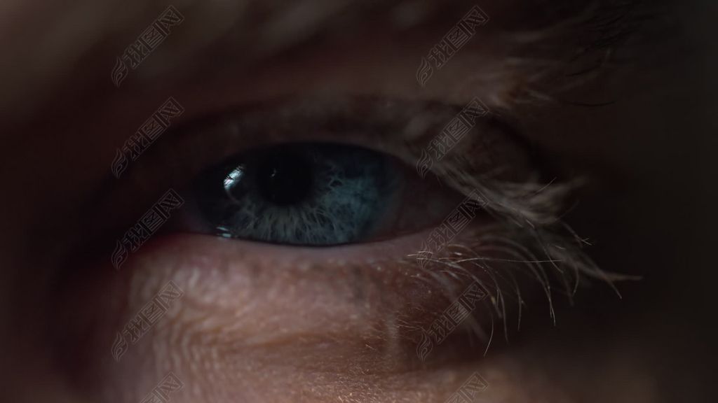 素材简介我图网提供年轻人用美丽的蓝色虹膜睁开眼睛的特写镜头.