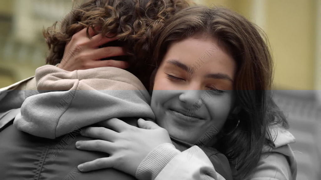 一对深情的情侣在街上拥抱.男人和女人在外面感觉很快乐